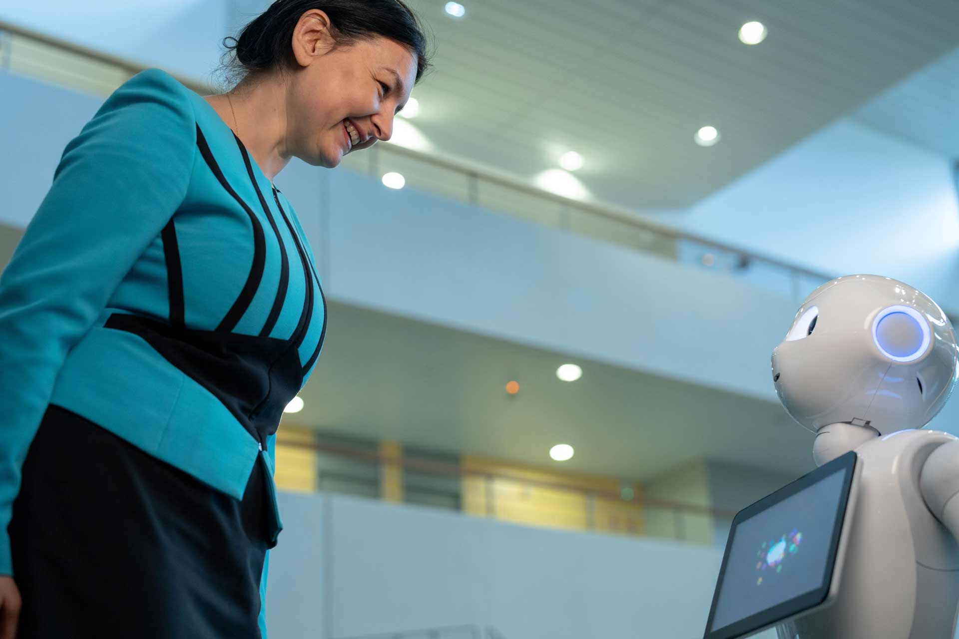 Adriana Tapis et le robot conversationnel Nao