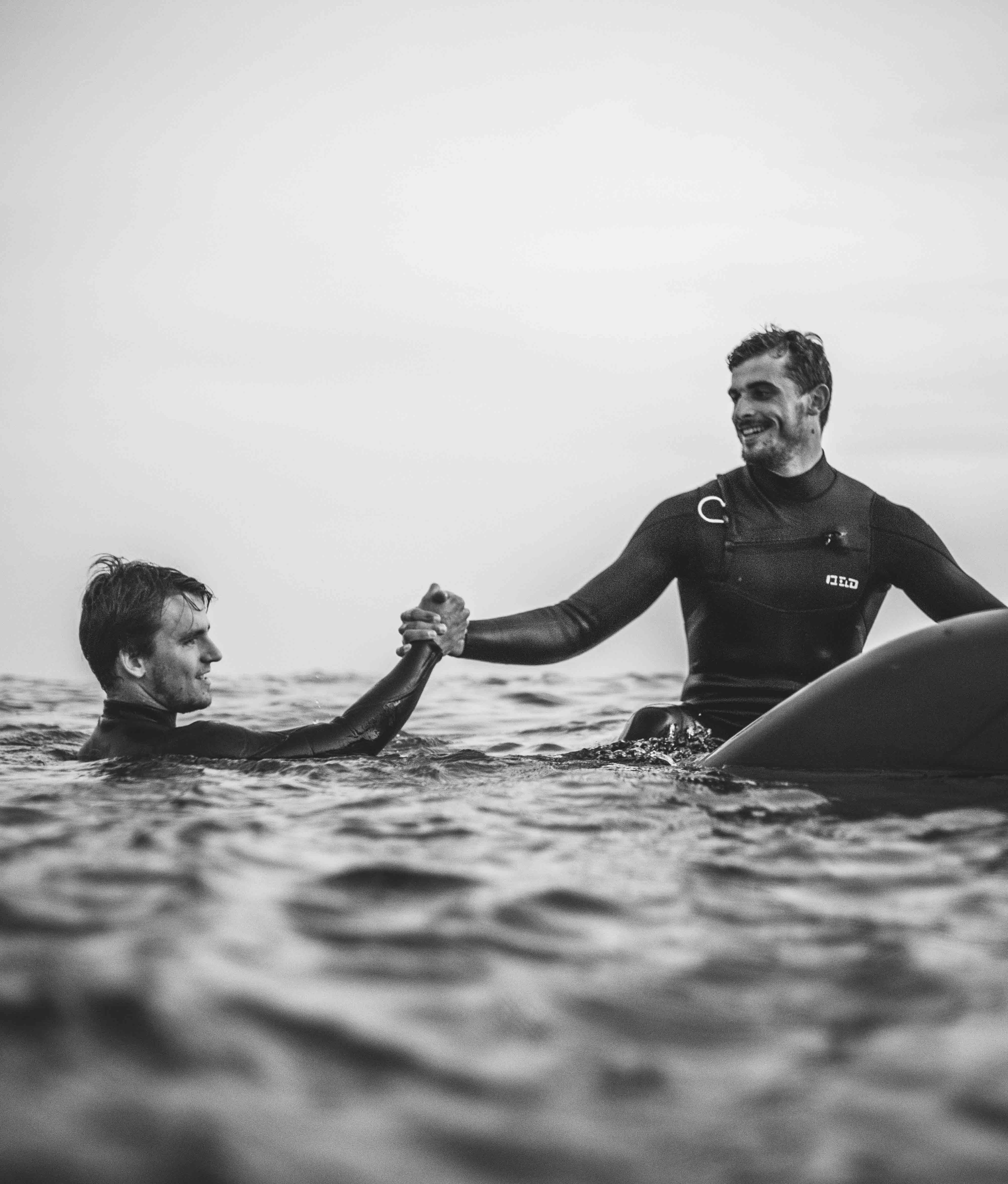 ENSTA Bretagne : Etudiants de la Yetishape qui surfent 