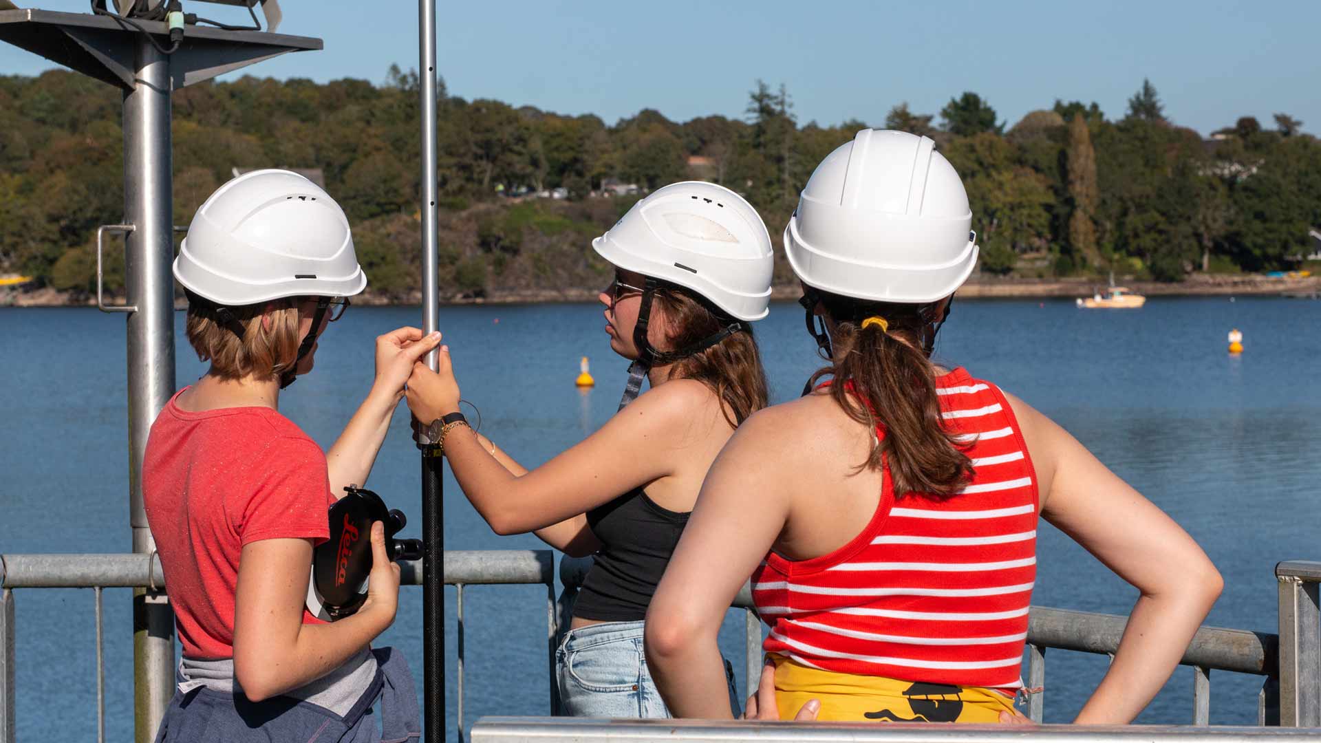 ENSTA Bretagne : mesures sur le lac de Guerlédan par des étudiantes ingénieures en hydrographie et océanographie