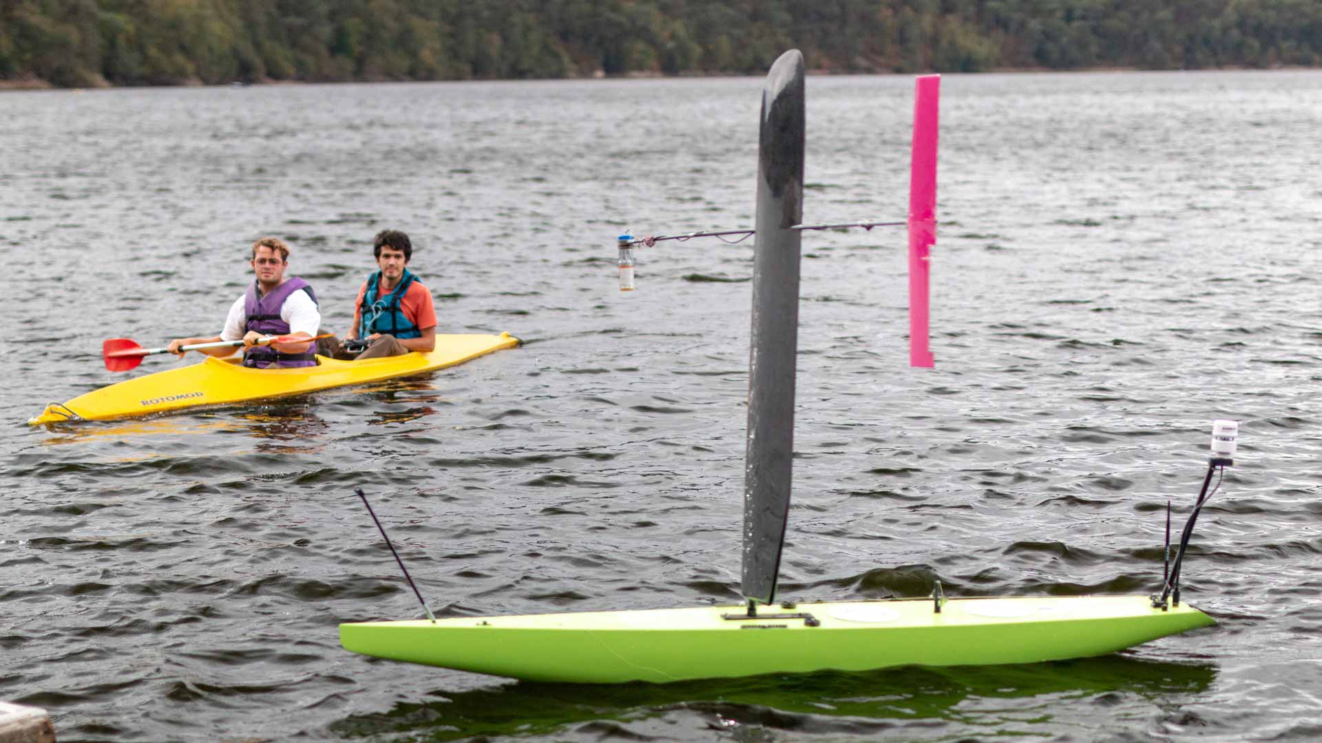 ENSTA Bretagne : test d'un robot voilier autonome par des élèves-ingénieurs, au lac de Guerlédan