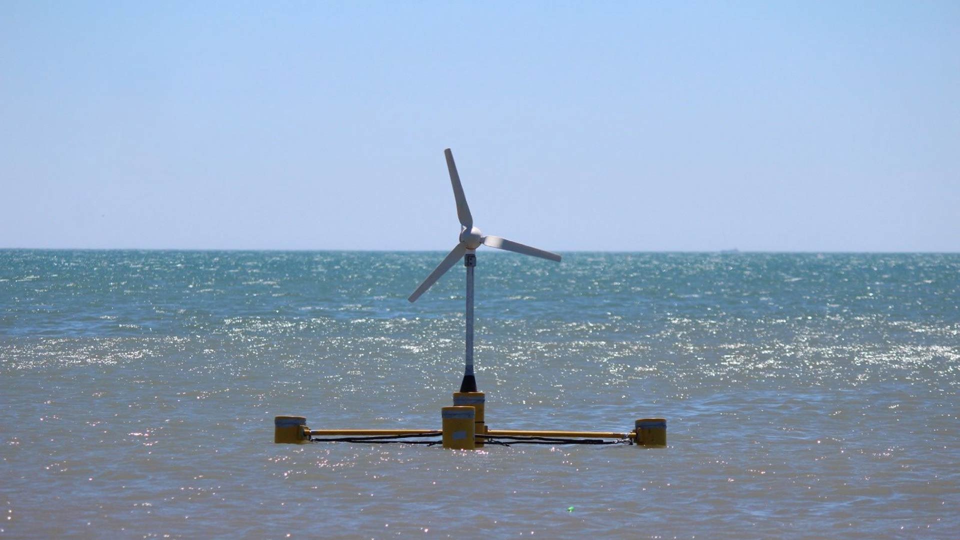 ENSTA Bretagne : prototype d'éolienne flottante développée par les étudiants du MS Expert Energies Marines Renouvelables en essai en mer