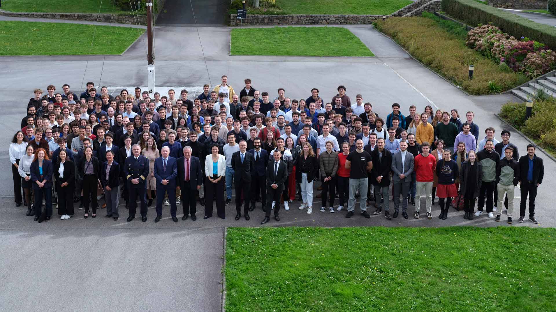 ENSTA Bretagne : Photo de la promotion 2026 "Evariste Galois" avec leur marraine, Anne Diaz de Tuesta, DG Eurosam