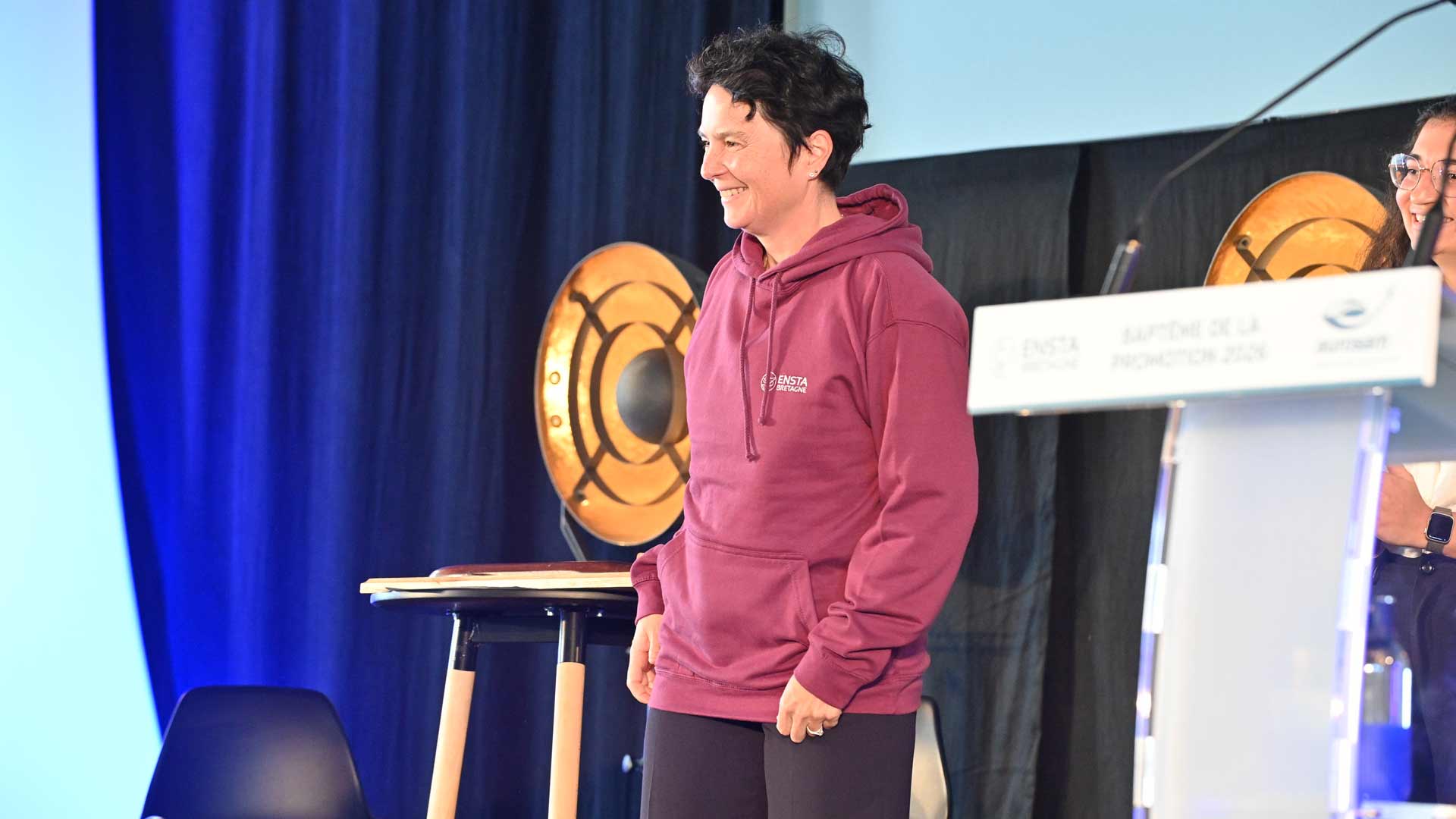 ENSTA Bretagne : Anne Diaz de Tuesta, DG Eurosam, porte le sweat du BDE