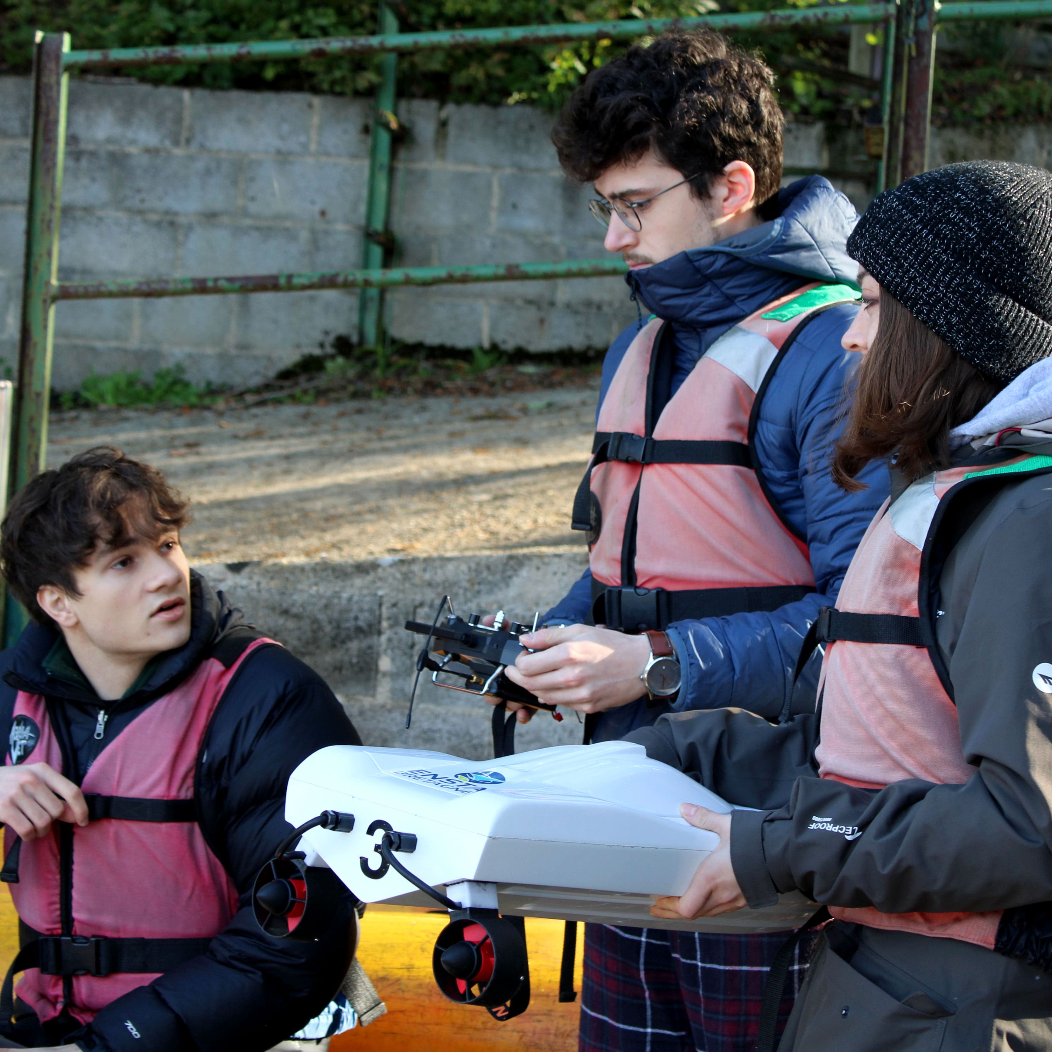 Les étudiants travaillent sur la robotique marine