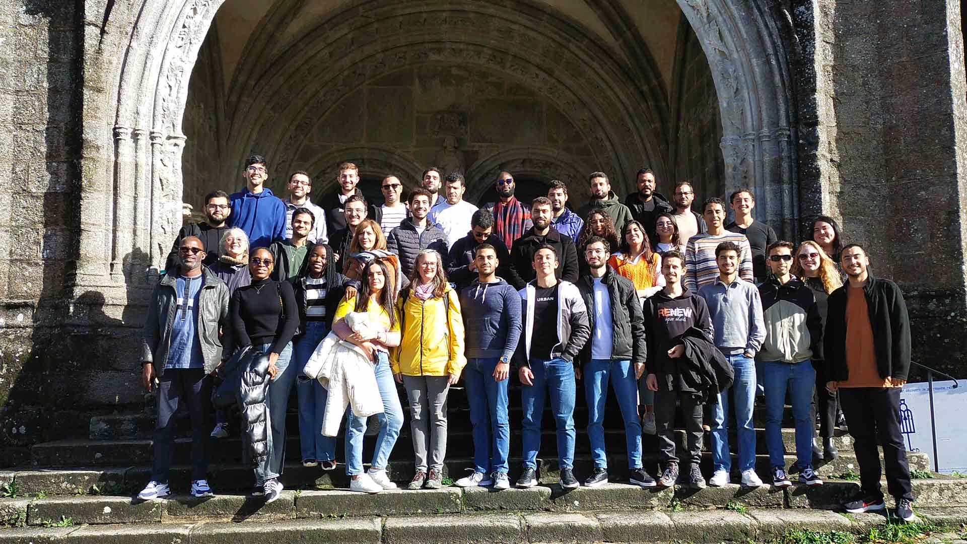 ENSTA Bretagne : photo de groupe des étudiants internationaux en visite à Locronan