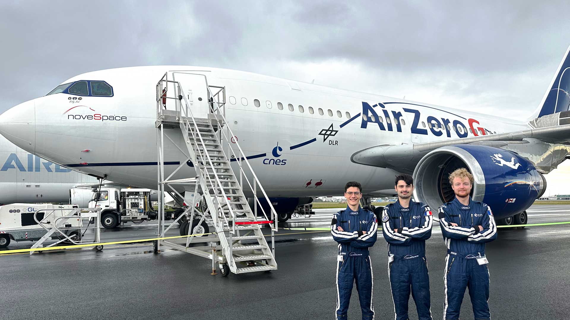 ENSTA Bretagne : Equipe DREAM devant l'avion zéro g, prêts pour le départ