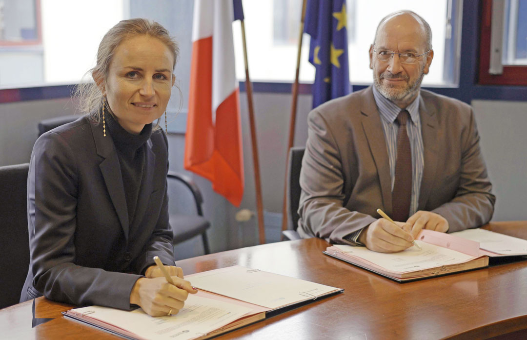 Directeur ENSTA Bretagne et représentante Iberdrola signature partenariat