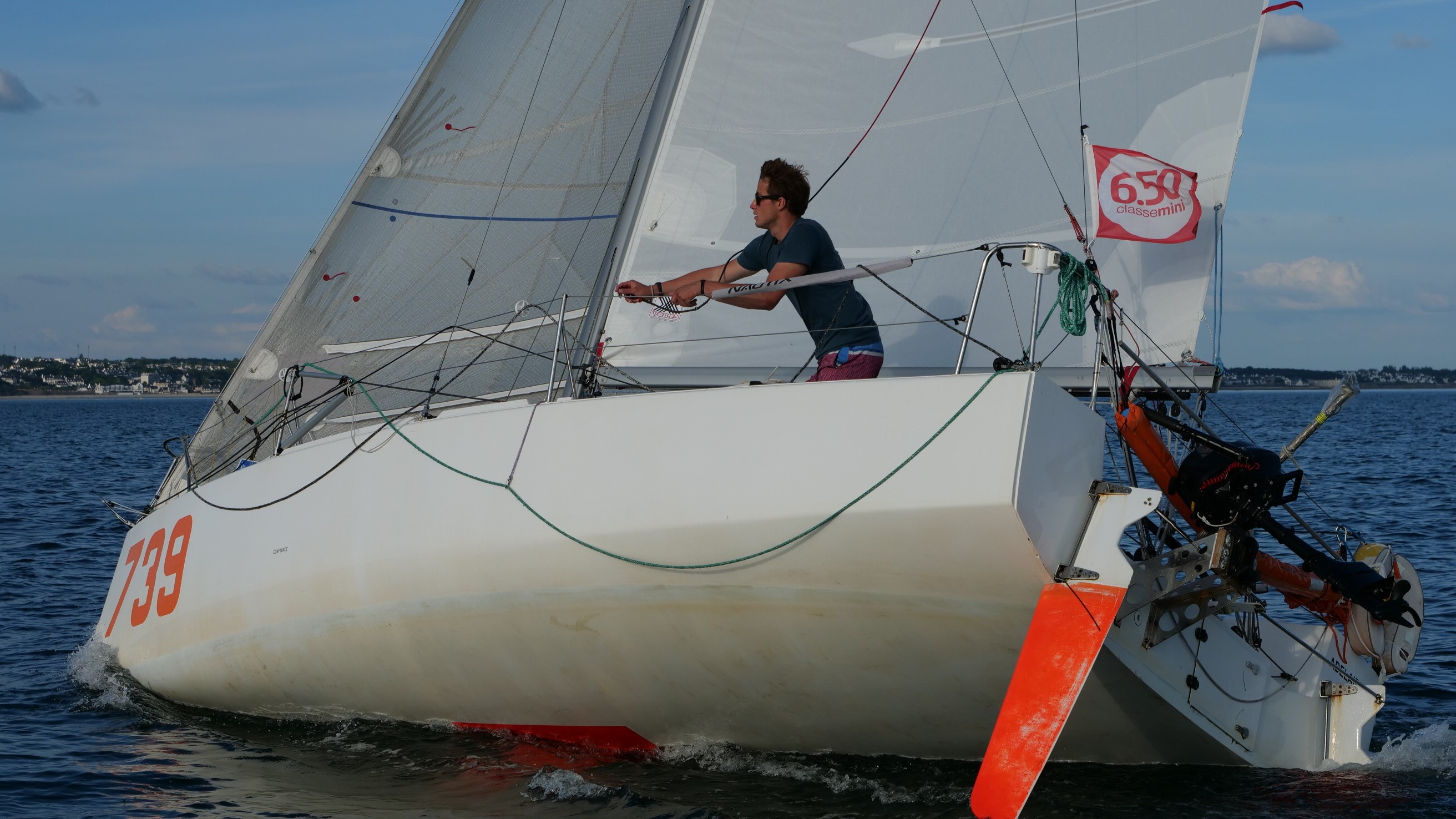 Marin sur son bateau mini 6.5