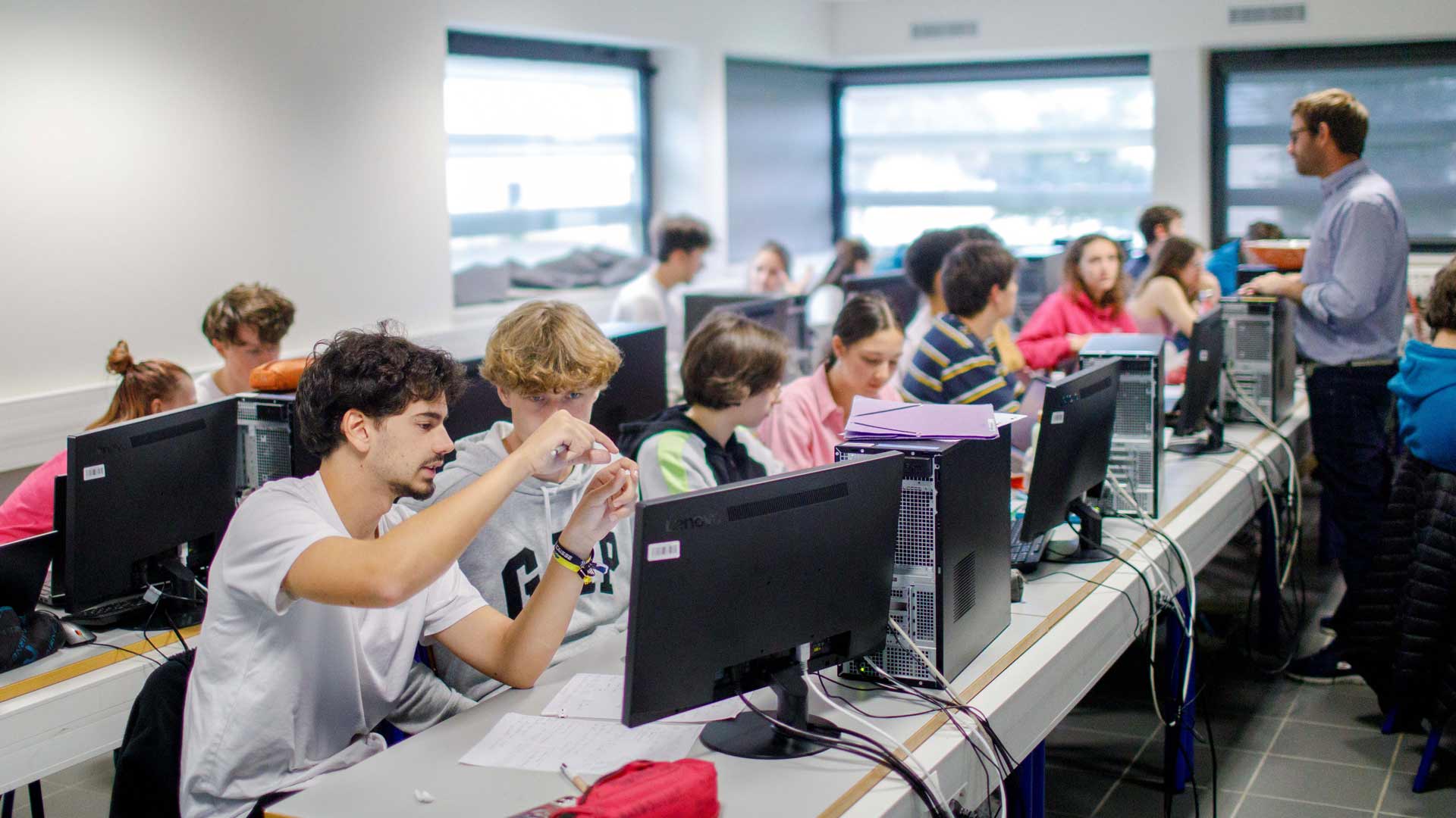 Elèves en salle informatique