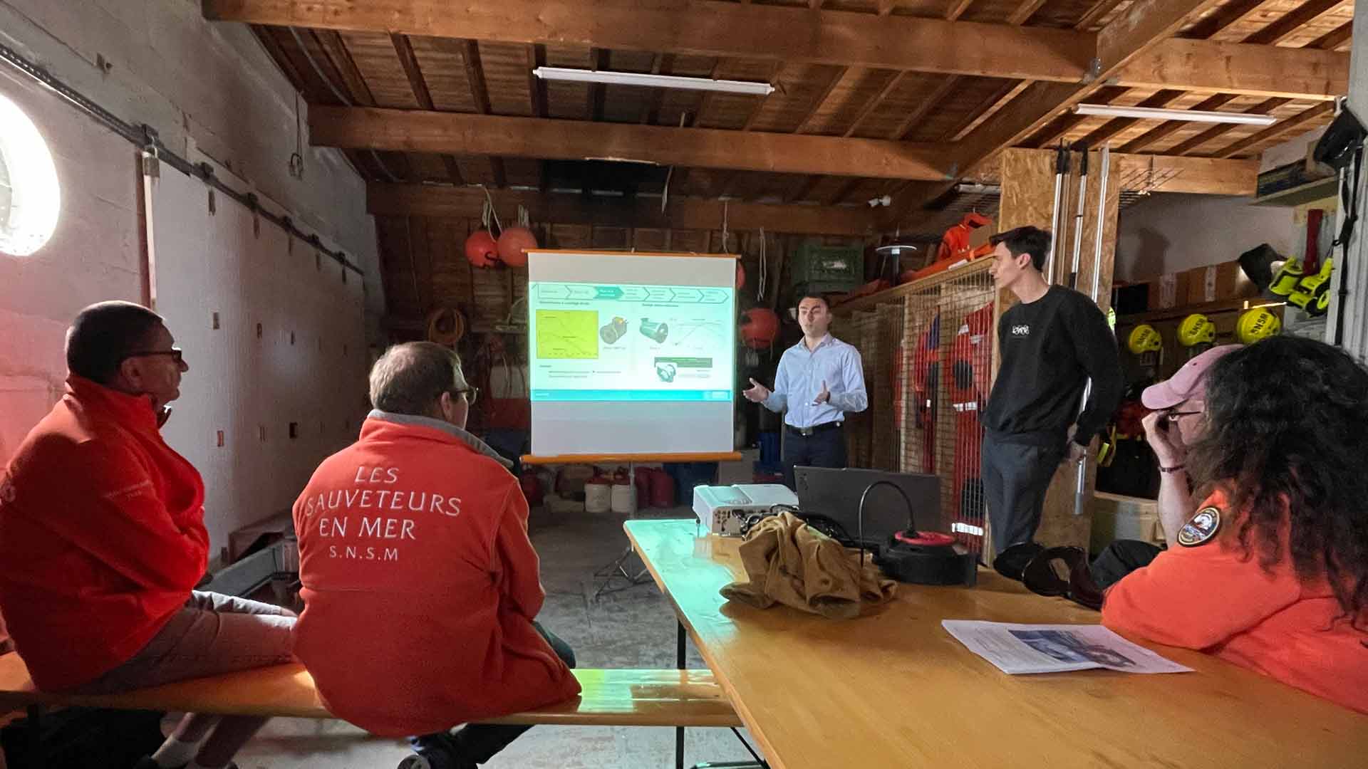 Présentation du projet par les étudiants aux commanditaires de la SNSM