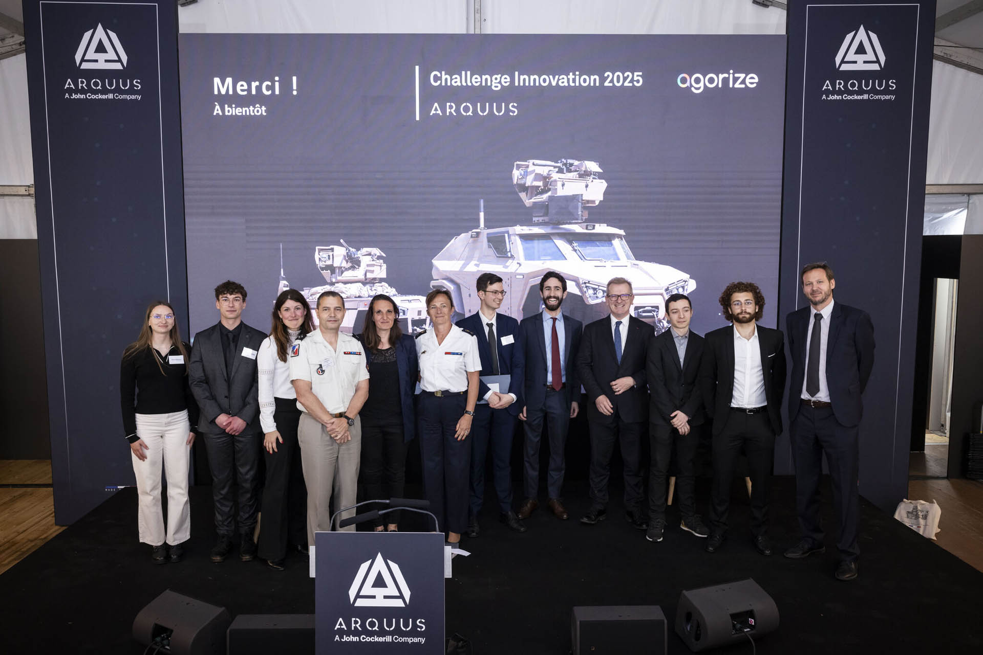 photo des participants de l'ENSTA au challenge Arquus au coté du CEO de John Cockerill, des hauts placés de la DGA et surtout le Général de corps d'armée Bruno Baratz pour présenter leur projet
