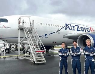 ENSTA Bretagne : Equipe DREAM devant l'avion zéro g, prêts pour le départ