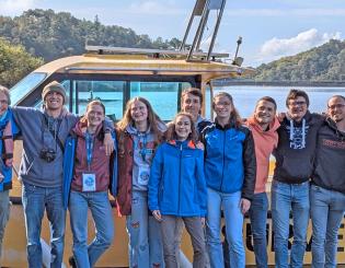 Les étudiants et les professeurs devant le lac de Guerlédan