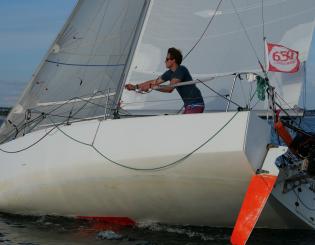 Marin sur son bateau mini 6.5