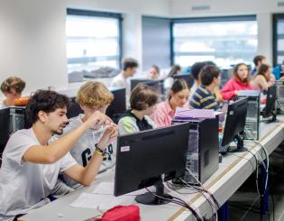 Elèves en salle informatique