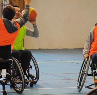 ENSTA Bretagne : ateliers de sensibilisation aux handicaps, basket fauteuil handisport