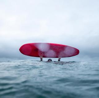 ENSTA Bretagne : étudiant ingénieur du club Yetishape avec sa planche de surf en mer d'Iroise