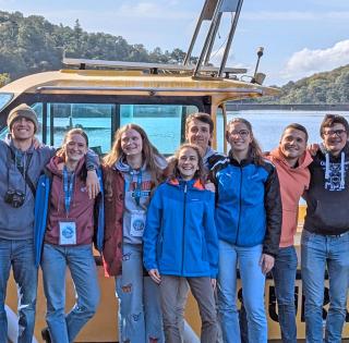 Les étudiants et les professeurs devant le lac de Guerlédan