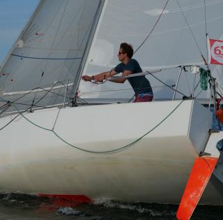 Marin sur son bateau mini 6.5