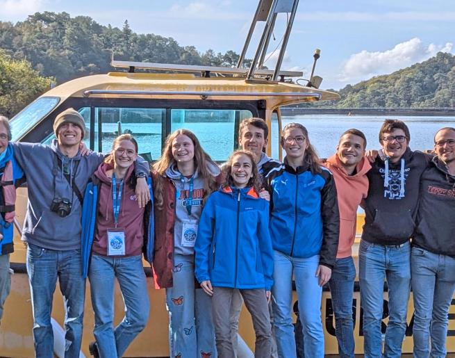 Les étudiants et les professeurs devant le lac de Guerlédan